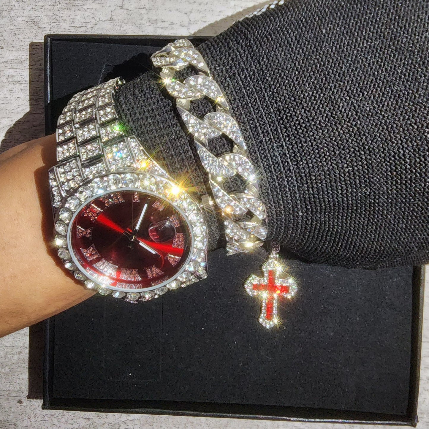 SET DE RELOJ + PULSERA + COLLAR (COLOR ROJO Y PLATA)